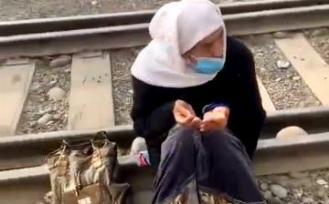 В Ташкенте мужчина, переодевшись в бабушку, выпрашивал деньги у прохожих - видео