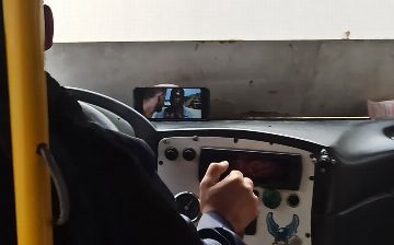 В Ташкенте наказали водителя автобуса, который смотрел видео на телефоне за рулем