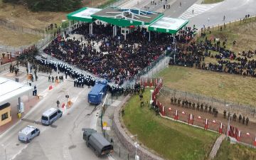 Беженцы готовятся взять штурмом польскую границу&nbsp;