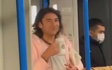 В столичном метро замечен парень, одетый в розовый банный халат и тапочки - видео