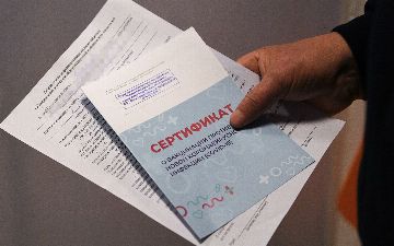 Гинцбург рассказал, что покупка поддельных сертификатов о вакцинации может вызвать появление новых штаммов коронавируса