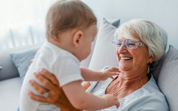 Почему бабушки любят внуков больше, чем своих детей – объяснили нейробиологи