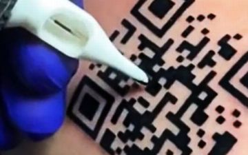 В Италии мужчина сделал себе татуировку в виде QR-кода о вакцинации