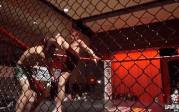 Боец MMA нокаутировал соперника и сломал ногу - видео
