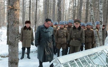 В Северной Корее запретили носить кожаные плащи из-за Ким Чен Ына