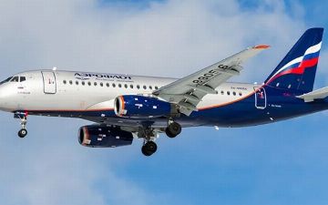 Летевший из Петербурга в Узбекистан самолет совершил вынужденную посадку из-за родов у женщины&nbsp;