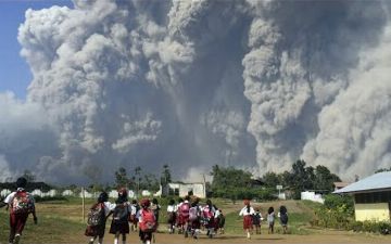 В Индонезии проснулся вулкан Семеру: есть погибшие - видео