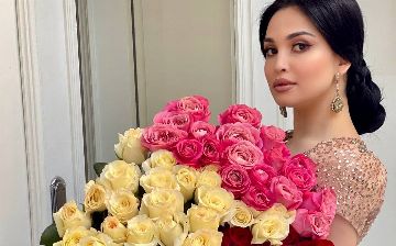 Пользователи уверяют, что Луиза Расулова дарит сама себе букеты цветов - фото