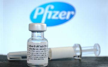 Третья доза вакцины Pfizer/BioNTech сможет нейтрализовать штамм «омикрон»