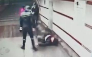 В Москве трое мигрантов жестоко избили прохожего - видео