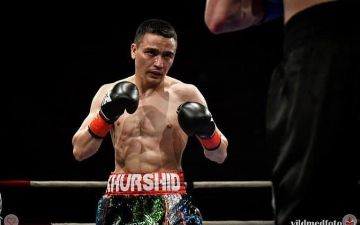 Узбекистанский боксер Хуршид Таджибаев досрочно победил своего российского соперника