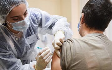 Сколько человек получили первую дозу вакцины от коронавируса&nbsp;— статистика