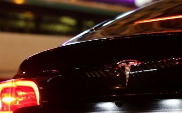 Из-за электромобиля Tesla погиб один человек, а еще двадцать - пострадали