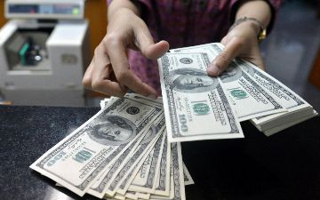 В Узбекистане курс доллара подешевел 