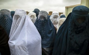 Талибы запретили женщинам посещать врачей без сопровождения мужчины 