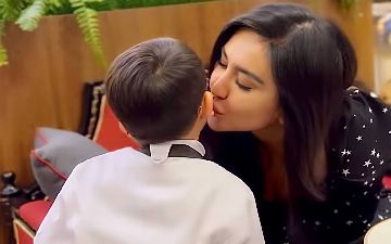 Сестренка Мунисы Ризаевой поцеловала в щеку местного «Хасбика»