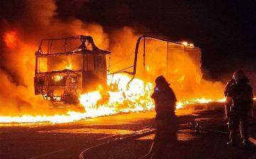 В Джизакской области полностью сгорела грузовая машина — видео