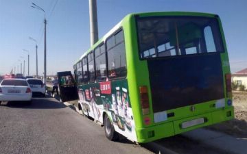 В Ташкенте легковушка «подрезала» автобус и спровоцировала ДТП