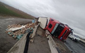 В Самаркандской области водитель грузовика уснул за рулем и опрокинул свое авто на обочину