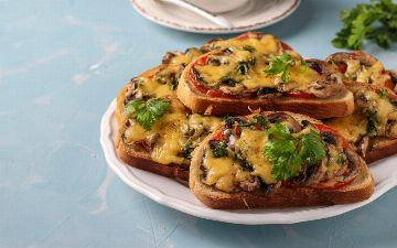 Рецепт горячих бутербродов с грибами на завтрак