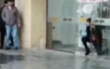 В Коканде сбежавший из наркодиспансера мужчина порезал себя осколками стекла — видео