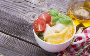 Рецепт вкусного омлета с ветчиной и сыром в микроволновке