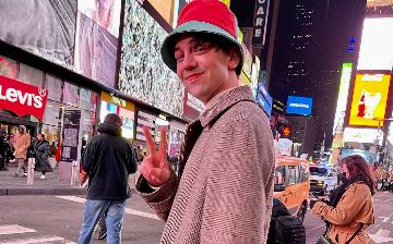 Прилетевший в Нью-Йорк тиктокер Озод Хурамов пообещал, что когда-нибудь его фото разместят на Times Square
