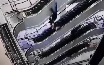 В Навои дедушка с внучкой случайно сорвались с эскалатора торгового центра на огромной высоте: видео с камер наблюдения (18+)