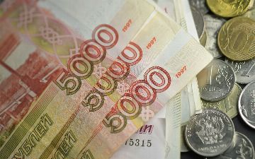 Рубль обвалился по отношению к суму