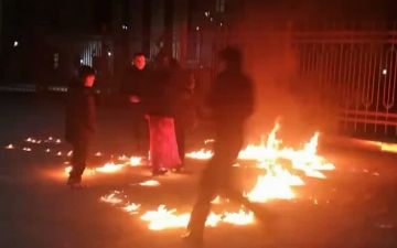 Женщина пыталась поджечь себя с детьми у здания прокуратуры Чиназа — видео