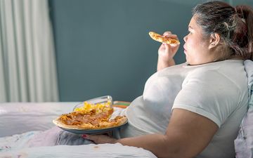 Как не переедать при стрессовых ситуациях — рассказывает диетолог