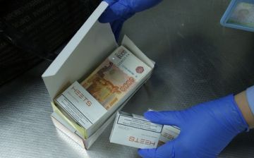 В аэропорту задержали мужчину, пытавшегося вывезти много валюты в коробке с электронными сигаретами 