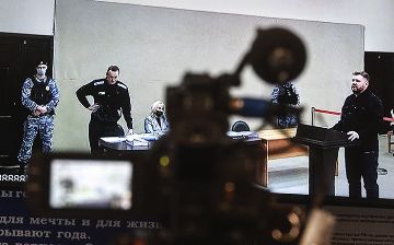 Алексея Навального приговорили к девяти годам строго режима 