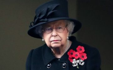 Королева Елизавета II оказалась на инвалидном кресле