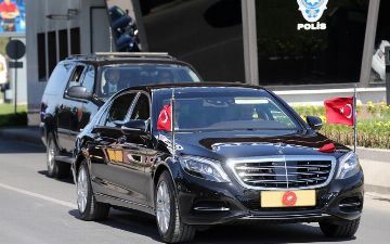 Турецкий президент перед прилетом в Узбекистан отправил самолетом Mercedes Maybach