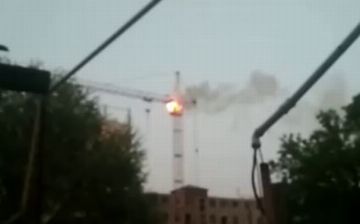 На Сергелях загорелся строительный кран — видео