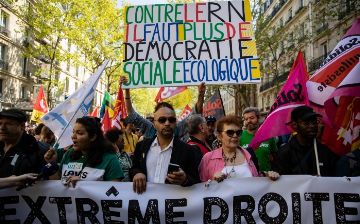 В Париже против ультраправых прошёл многотысячный протест