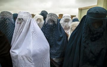 Талибы запретили женщинам показывать лицо и тело на улице