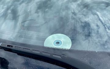 Почему водители кладут под лобовое стекло перевернутые диски?