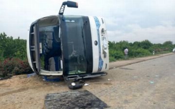 В Навои опрокинулся туристический автобус, есть пострадавшие — видео