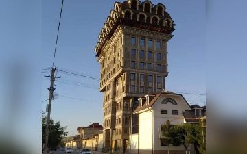 «Оставить как памятник эпохи дурновкусия»: Варламов выступил против сноса «дома-монстра» в Самарканде