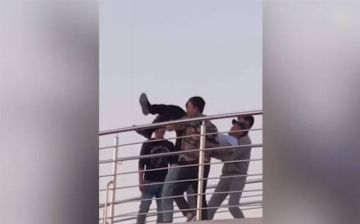 В Ташкенте пранкеры пытались в шутку сбросить прохожих с моста — видео