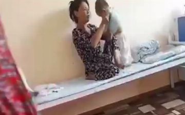 В Самарканде мать жестоко избила ребенка, который не хотел засыпать — видео
