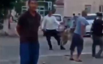 В Фергане толпа людей устроила самосуд над двумя мужчинами — видео (18+)