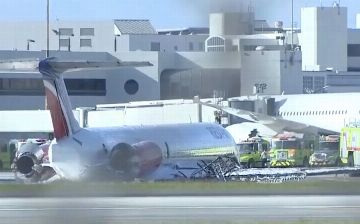 В Майами загорелся самолет с сотней пассажиров на борту — видео