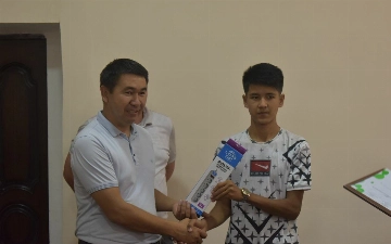 В Каракалпакстане победителю ИТ-конкурса подарили удлинитель