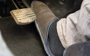 Какая обувь считается опасной и неправильной для водителя?