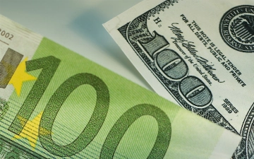 Курс евро опустился ниже доллара впервые за 20 лет
