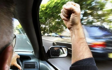 Что означает показанный жест кулаком от другого водителя?