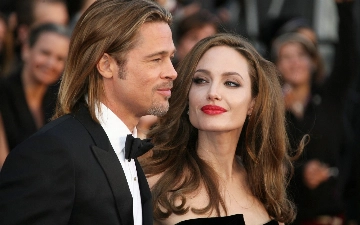 «Схватил за плечи и вылил на голову пиво»: Джоли раскрыла причину развода с Брэдом Питтом  